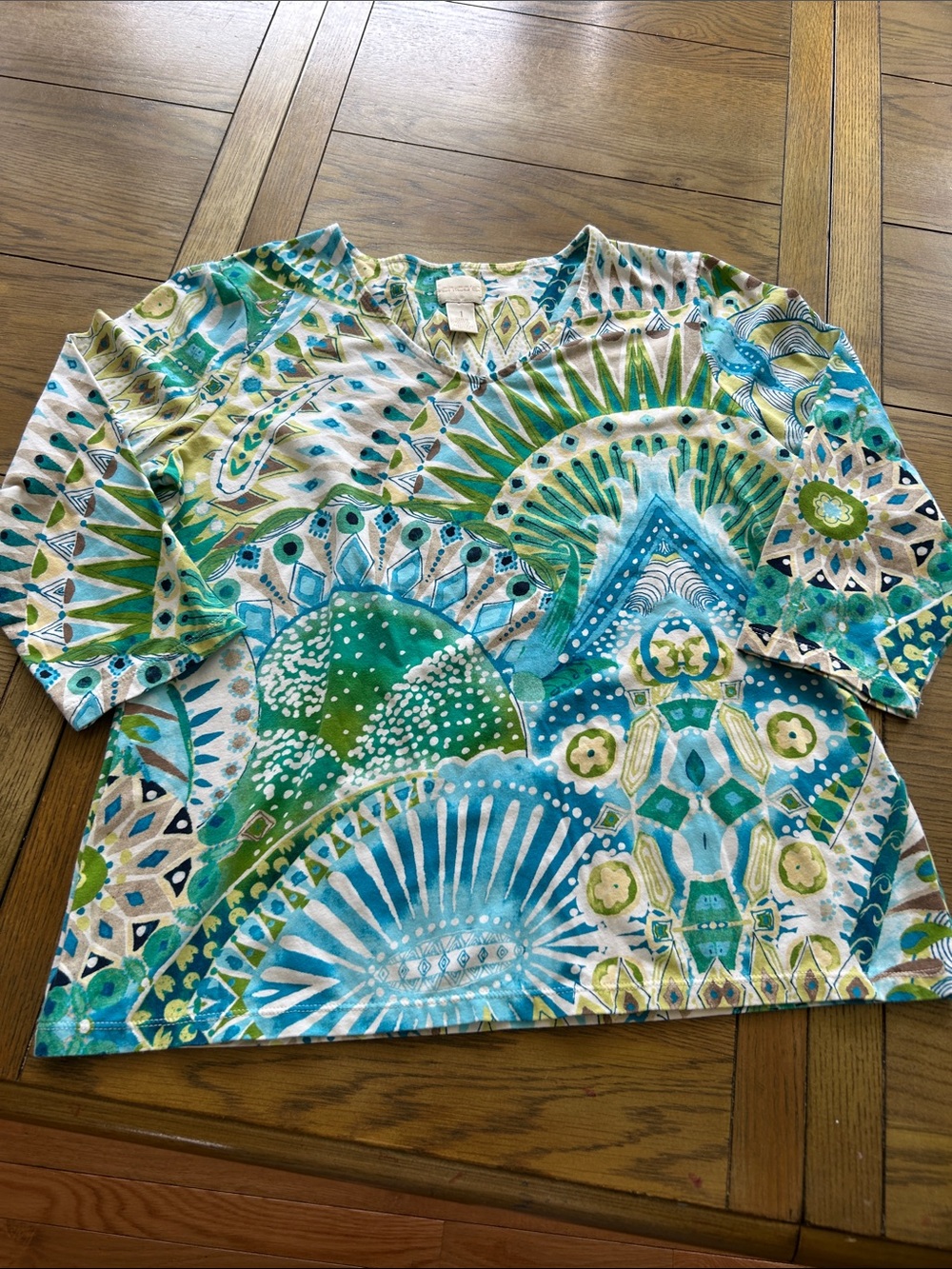 Women’s Chicos Printed V-Neck Tee in Teal & Green size Sm